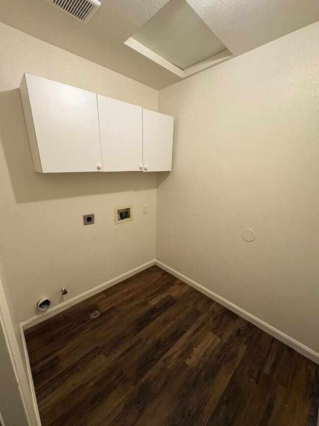 Foto del edificio - Cozy Home On Spacious Lot In Tulare Available Now!