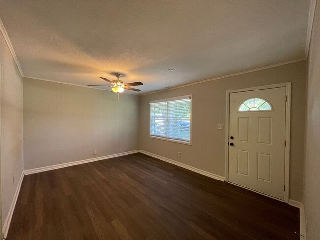 Building Photo - Beautiful 3BR/2BA home with massive fenced...