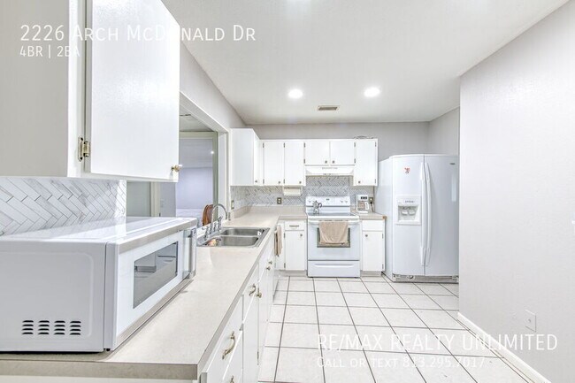 Foto del edificio - 2226 Arch McDonald Dr