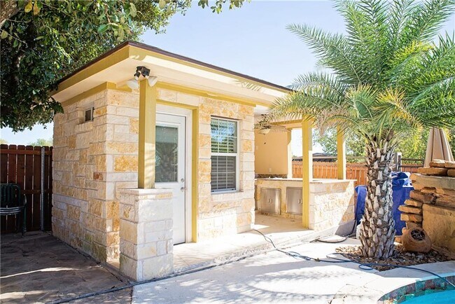 Building Photo - 202 Spring Garden Dr