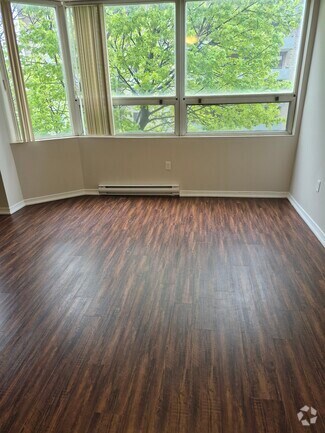 Building Photo - 76 Roehampton Av