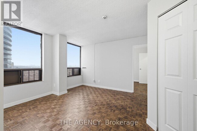 Photo du bâtiment - 2360 Dundas St W