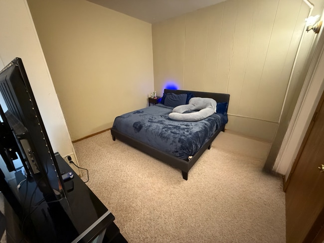 Building Photo - 3 Bed 1 Bath close to UWEC and downtown! A...