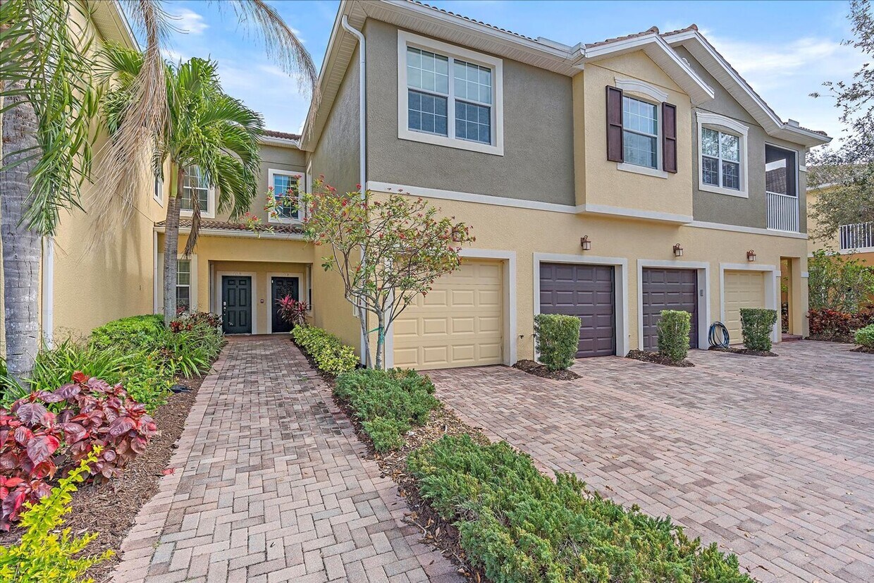Primary Photo - Gorgeous Light & Bright 3 Bedroom 2.5 Bath...