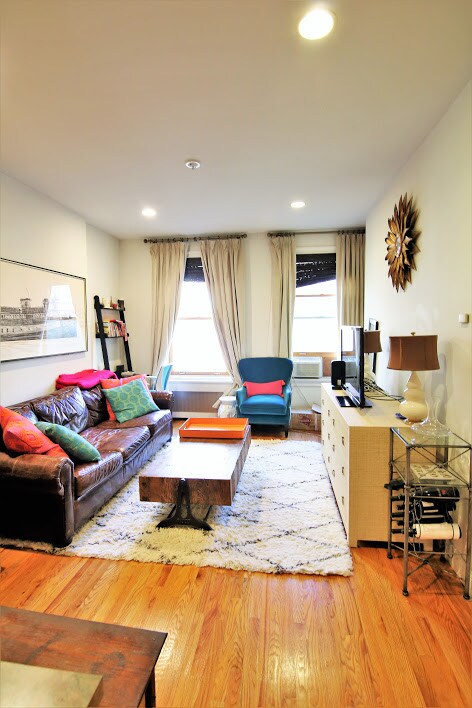 Building Photo - 320 W 77th St