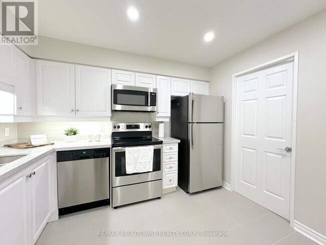 Building Photo - 17 Brookbanks Dr