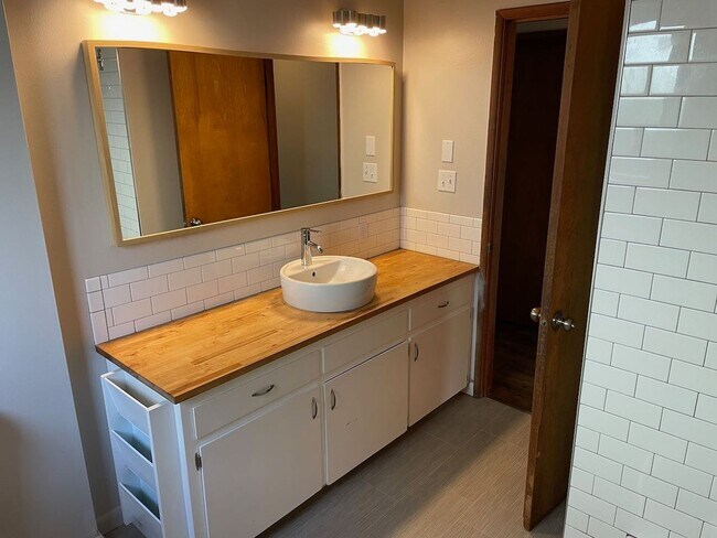 Foto del edificio - Convenient 3 bed 1bath one story- Alberta ...
