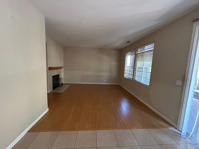 Building Photo - 3 Bedroom 2.5 Bathroom Townhouse