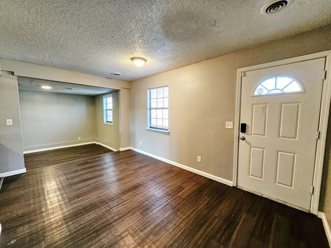 Building Photo - 4 Bed Home with Tons of Space