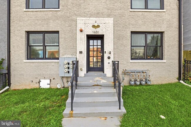Building Photo - 1631 Montello Ave NE