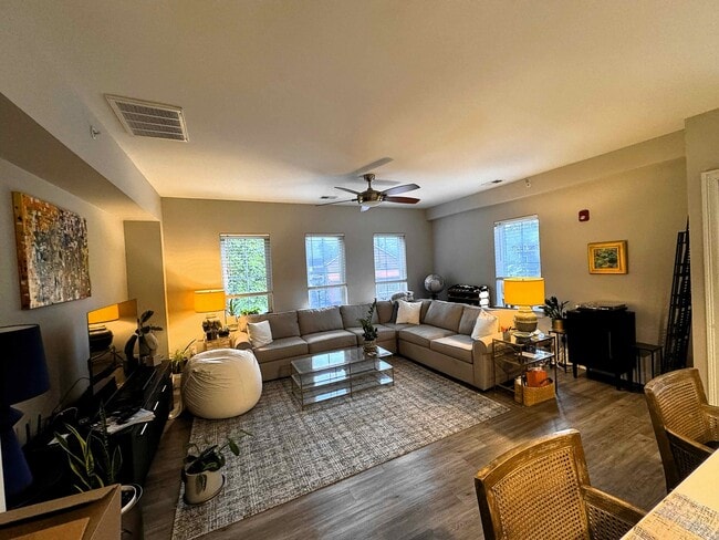 Spacious living room, lots of light window on 2 sides - 7 Buttonwood Dr