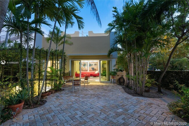 Building Photo - 3051 Calusa St
