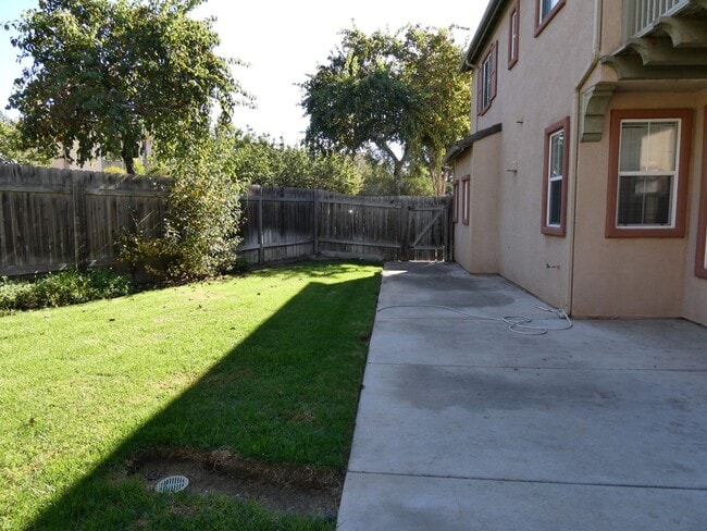 Building Photo - Autumn Glenn Large Two Story Home Near Sho...