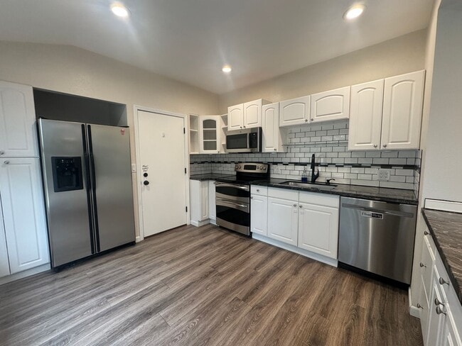 Foto del edificio - 2 Week Move In Special - 3 Bedroom, 2 Bath...