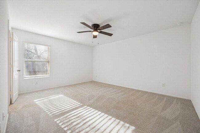 Foto del edificio - 329 Riverwood Village Ln