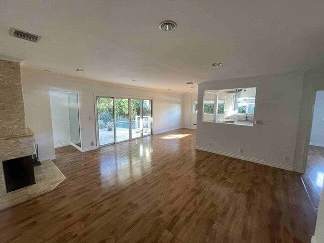 Building Photo - UPGRADED SMART HOME IN PRESTIGIOUS ENCINO VILLAGE!