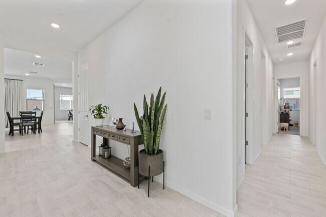 Foto del edificio - Newer Single Story 5 Bedroom 3 Bath Home in Vail