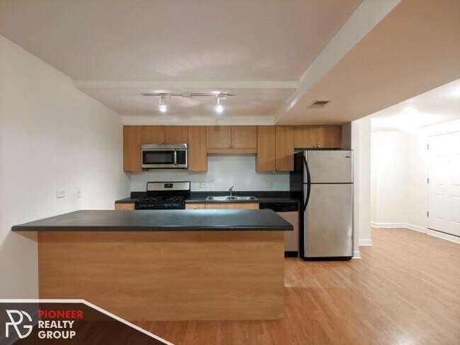 Building Photo - 3 bedroom in CHICAGO IL 60647