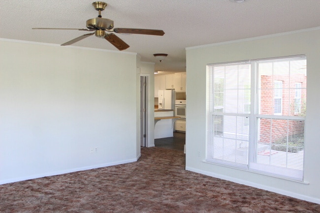 Building Photo - Recently remodeled home
