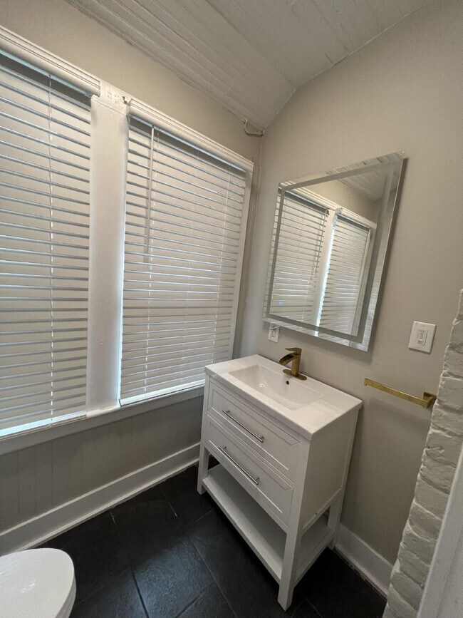 Building Photo - Off-Campus Student Housing Available June ...
