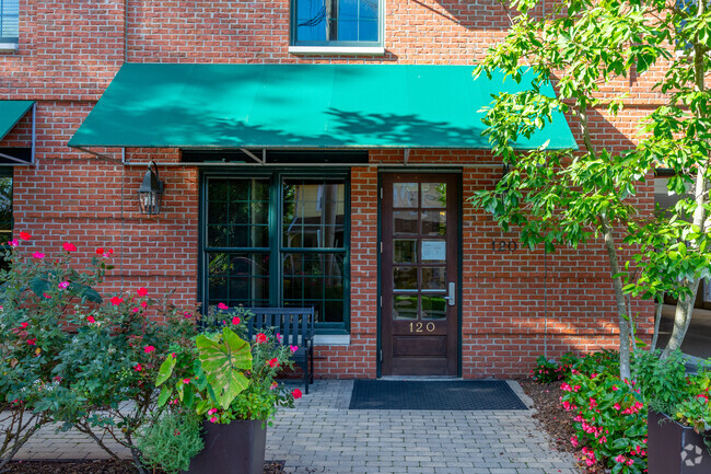 Entrance - Cambridge Square