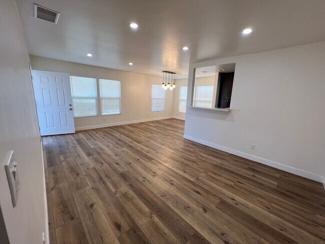 Foto del edificio - Spacious Remodeled 4 Bedroom/3 bath Home with Bonus Room