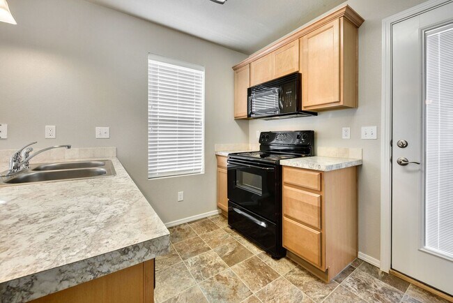 Building Photo - 1288 E Everest St