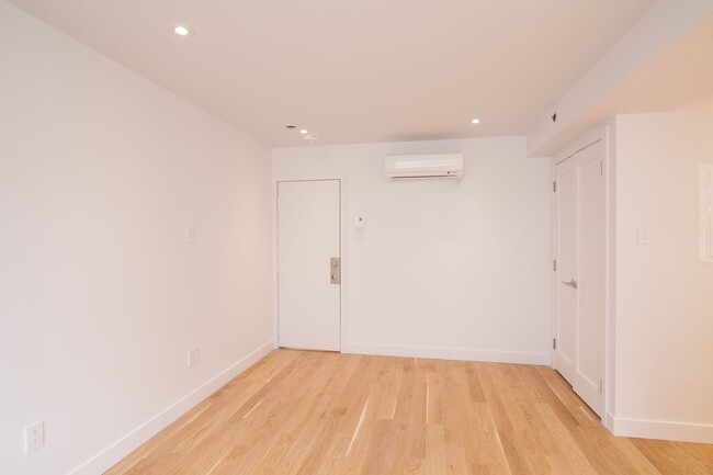 Building Photo - 25 Av des Pins O