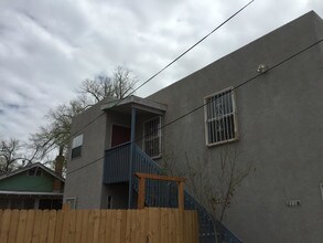 Building Photo - 213 Princeton Dr SE