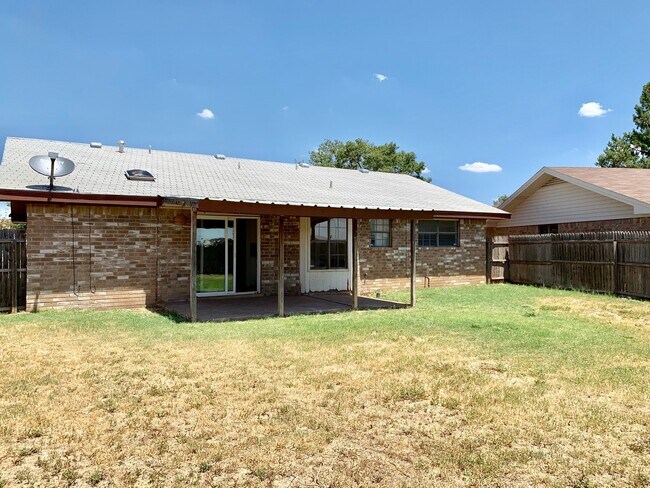 Foto del edificio - 3-Bedroom 2-Bath with Lots of Charm!