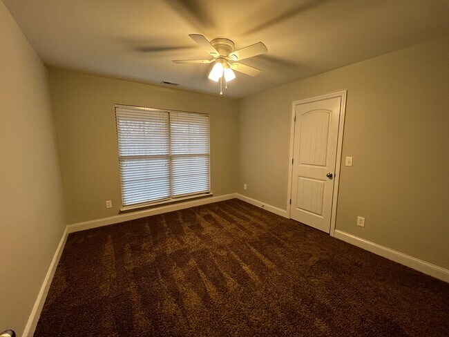 Foto del edificio - 3 Bedrooms in Owens Cross Rds!