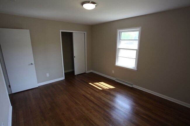 Building Photo - 3 Bed/1.5 Bath Home Available for August!