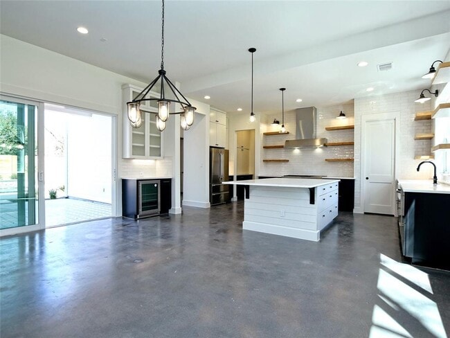 Building Photo - 2513 De Soto Dr