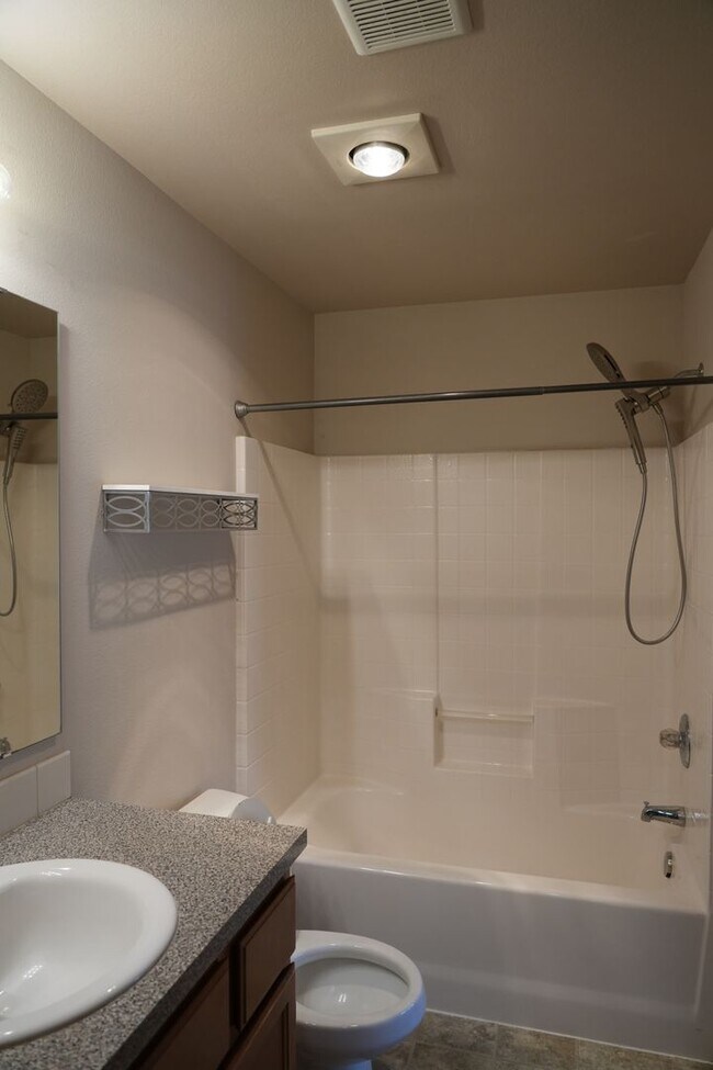 Building Photo - Lovely 3 bed 2 full bath house in gated co...