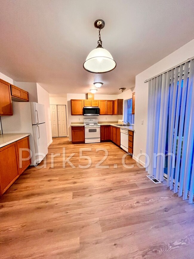 Building Photo - Remodeled 4 Bed 2.5 Bath Tacoma Single Fam...