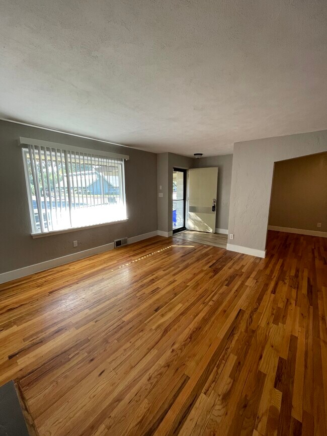 Foto del edificio - 8921 E Broadway Ave