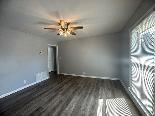 Building Photo - 811 Sheppard Way
