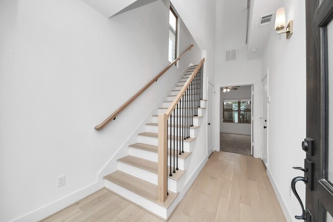 Building Photo - 615 Oakley St