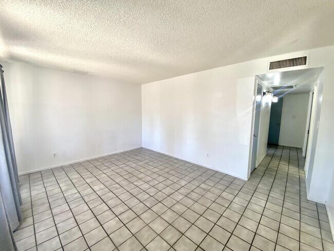 Building Photo - 8820 W Glenrosa Ave