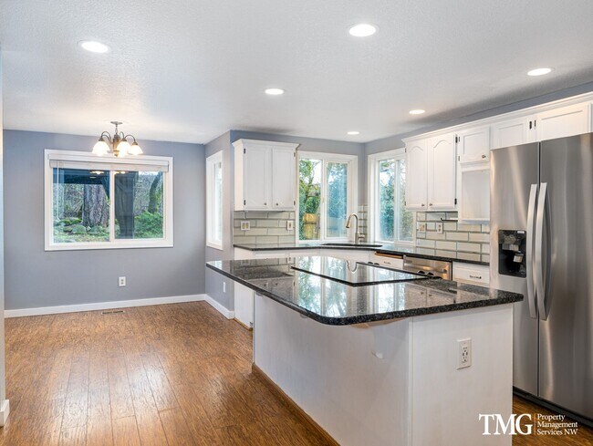 Foto del edificio - Stunning 4 Bedroom in Vancouver on 1/3 Acr...