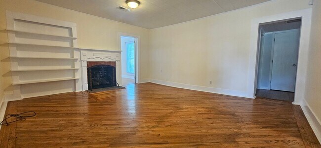 Building Photo - Cozy 2 Bedroom, 1 Bath Home for Rent in Th...