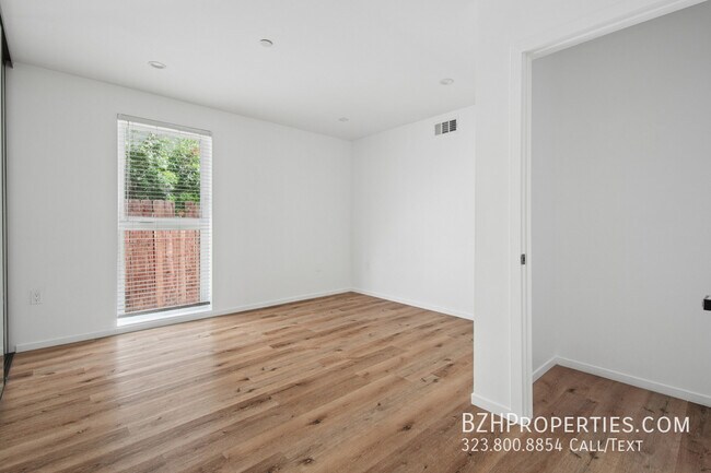 Building Photo - 662 1/2 N Mariposa Ave-