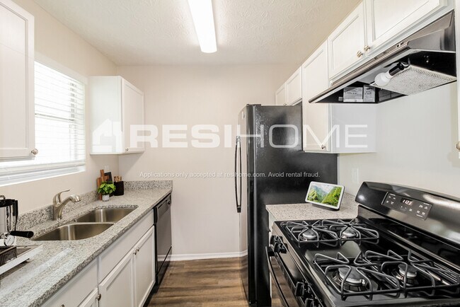 Building Photo - 1620 Sugar Downs Ct Se