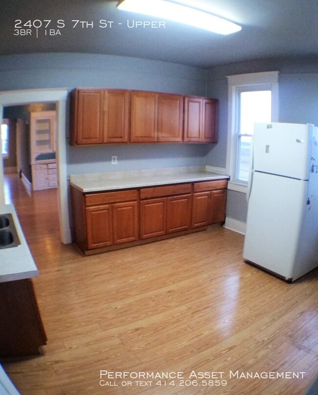 Building Photo - Breathtaking 3BR South Side Upper Unit