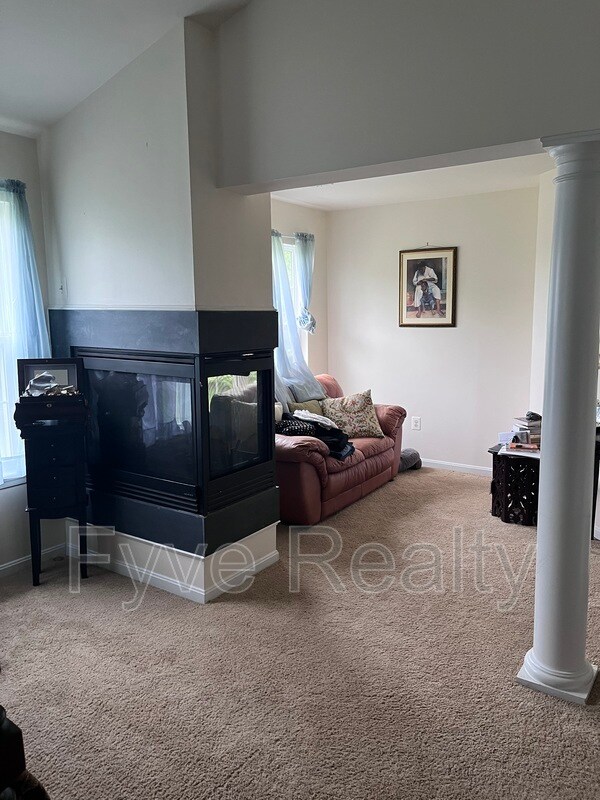 Building Photo - 10208 Rolling Green Way