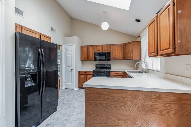 Building Photo - Welcome home to this bright and airy 3Bd/2...