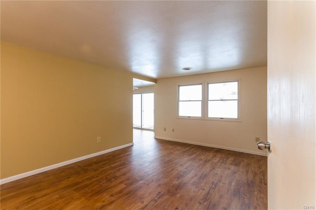 Foto del edificio - 25108 Cooper Ave