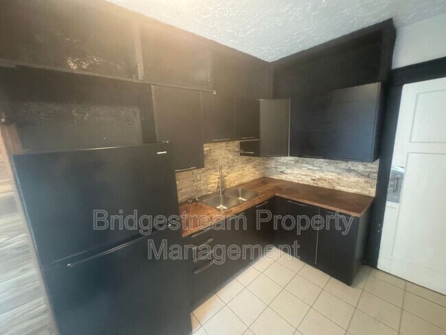 Building Photo - 823 Princeton Dr