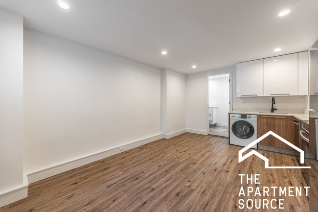 Building Photo - 901 W Carmen Ave