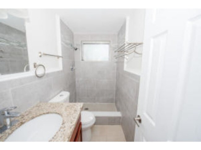 Foto del edificio - 125 W Hidden Valley Blvd